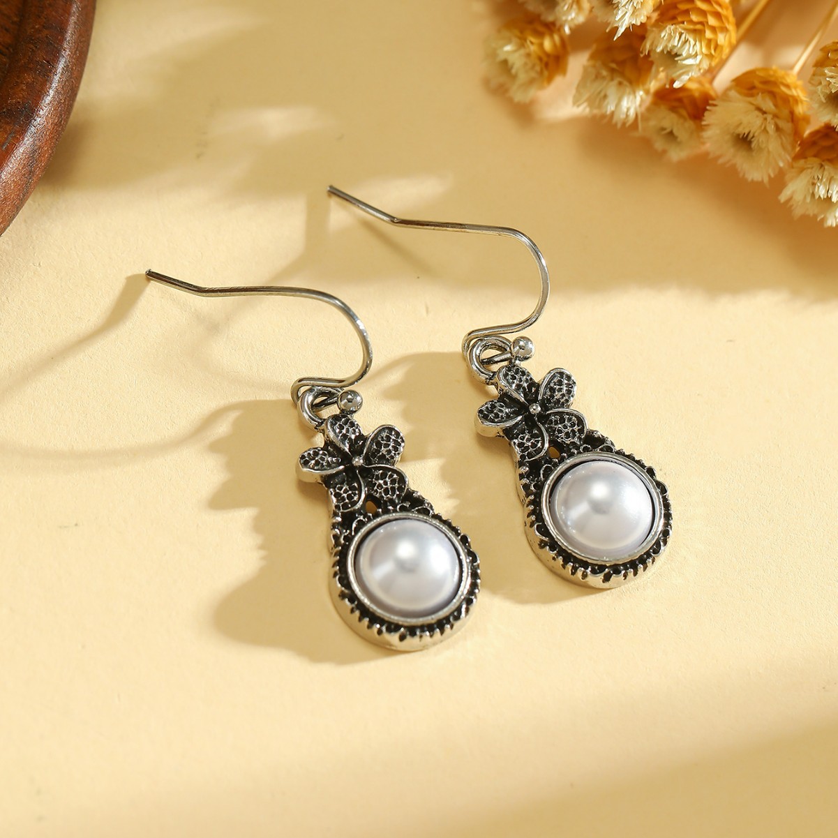Environmental Alloy Plating Vintage Silver Plated Flower Inlaid Pearl Earrings